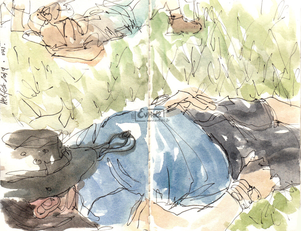 Aquarelle d'un visiteur endormi dans l'herbe.