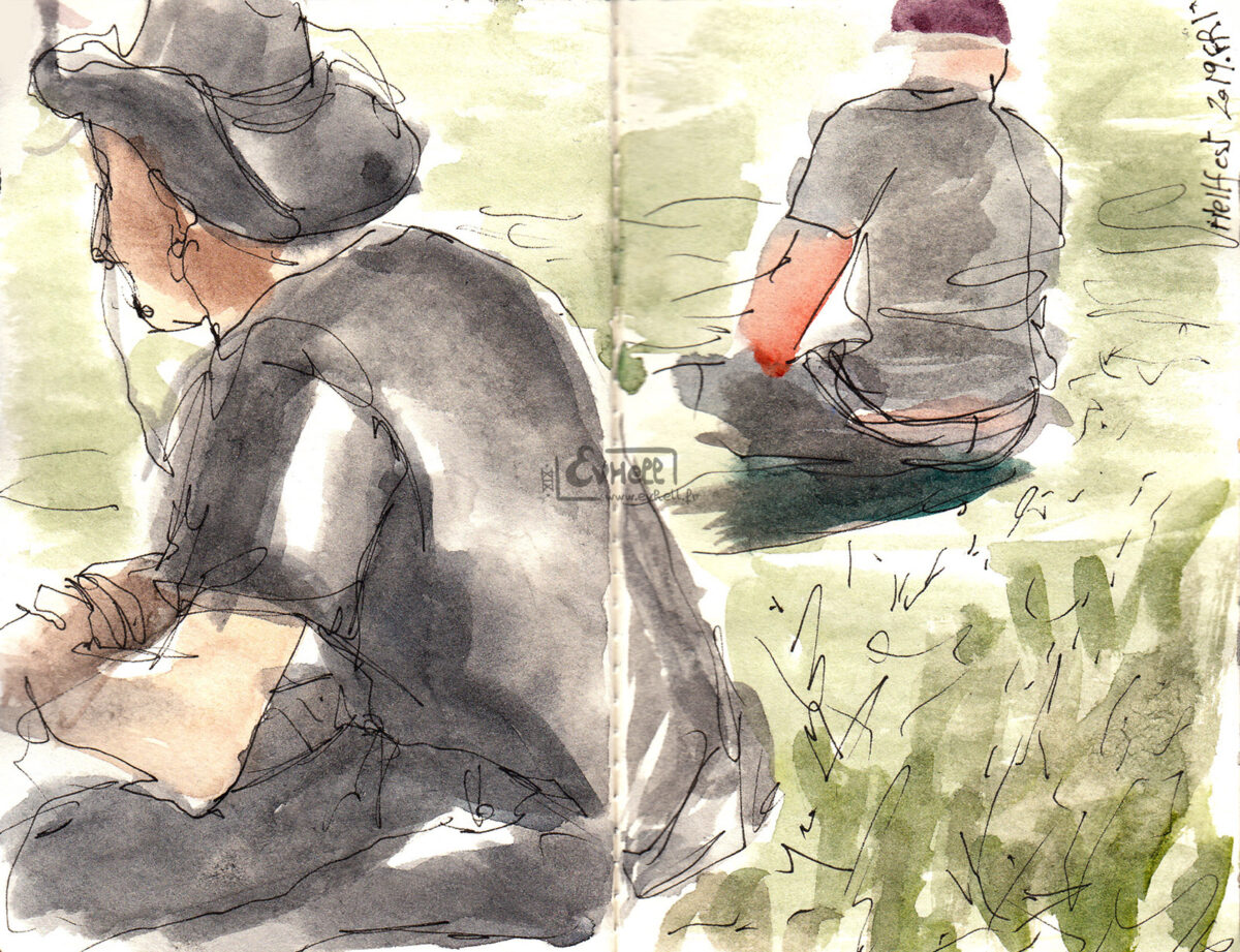 Aquarelles de visiteurs assis dans l'herbe.