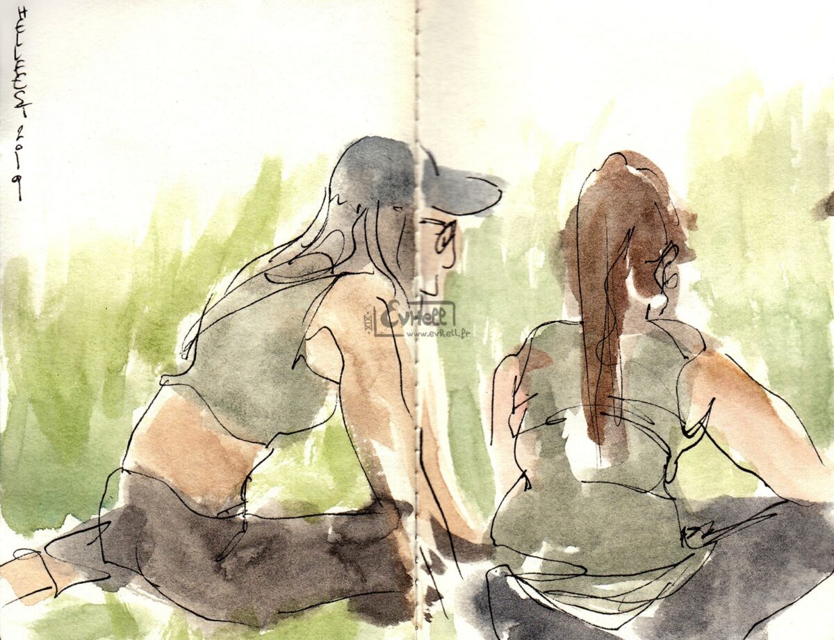 Aquarelle de deux visiteuses assises dans l'herbe.